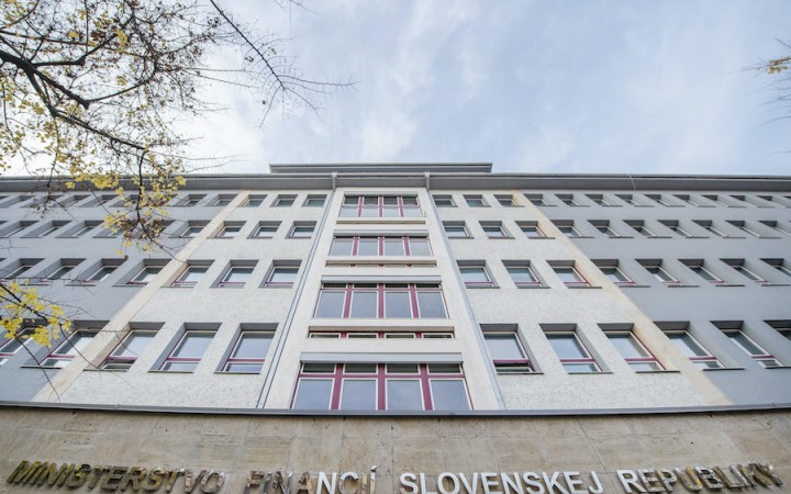 Deficit vlani klesol o vyše 2,2 miliardy eur na dve percentá HDP