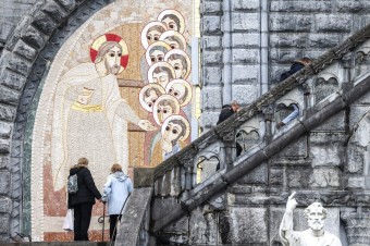 V Lurdoch majú do konca roka prijať rozhodnutie, či odstránia Rupnikove mozaiky