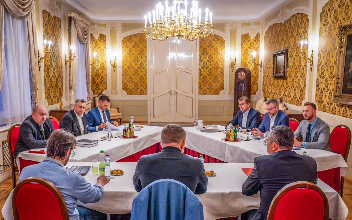 Vláda chce nižšie tresty za korupciu, vymeniť Lipšica aj viac strieľať medvede
