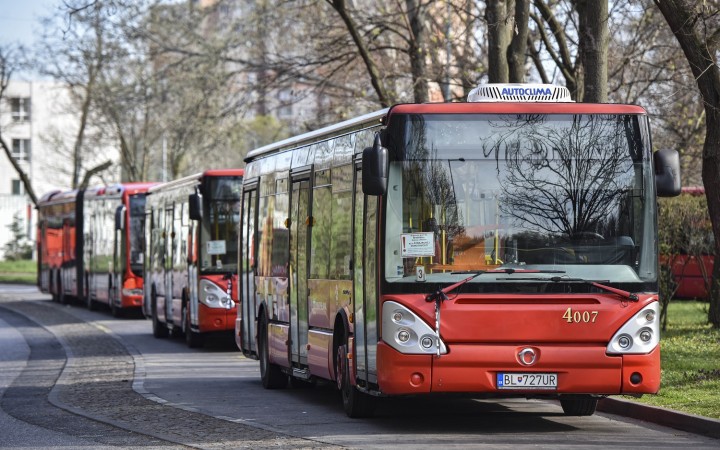 Zdražili cestovné, predĺžili intervaly a vodičom platia málo