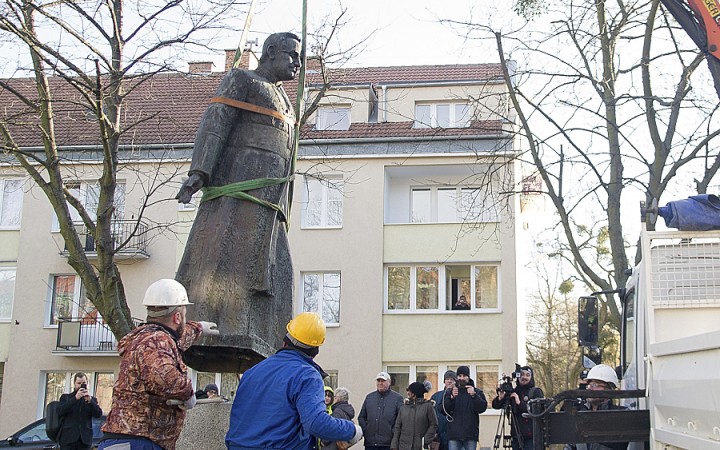 V Gdansku odstránili sochu kňaza obviňovaného z pedofílie 