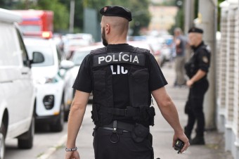 Učitelia majú problémových žiakov nahlasovať policajtom