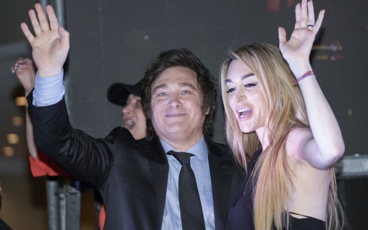 Javier Milei chce zrušiť centrálnu banku, je proti potratom a nadáva Františkovi