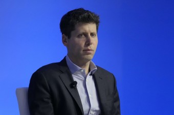 Sam Altman sa vracia na post generálneho riaditeľa OpenAI