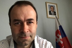 Zarámovaný prezidentský obraz v mojej kancelárii