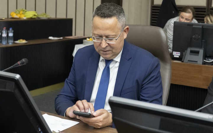 Nie je možné vyplatiť rodičovský a zároveň 13. dôchodok, hovorí Kamenický