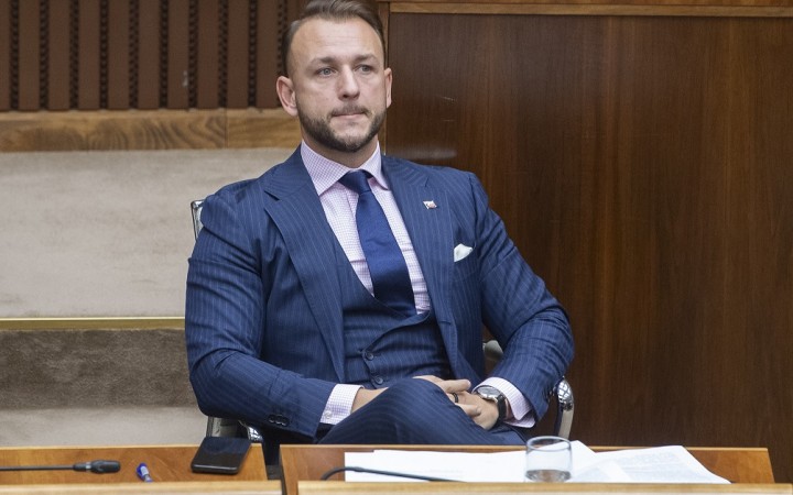 Štyria policajti sa môžu vrátiť do práce, trom súd nevyhovel