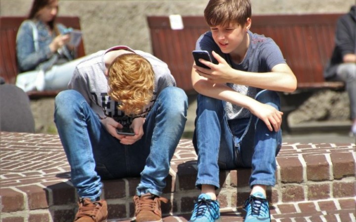 Exminister Horecký z KDH navrhuje zakázať mobily na základných školách