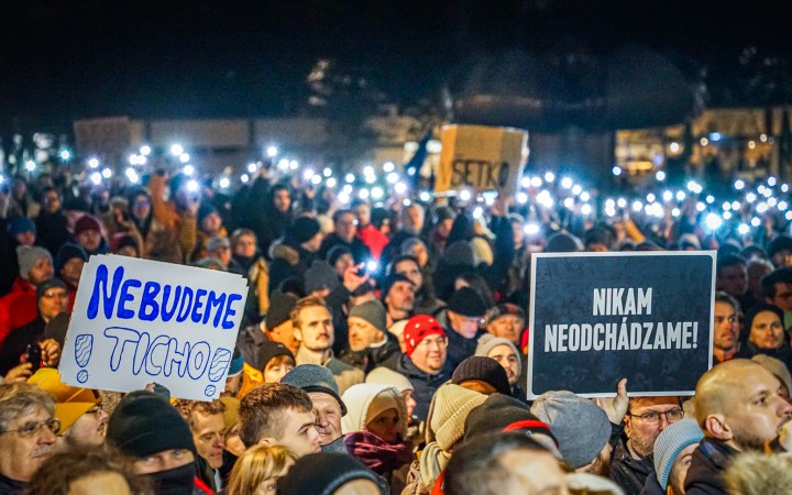 Líder PS chce ťahať za jeden povraz, no zatiaľ bez OĽaNO (reportáž z protestov)
