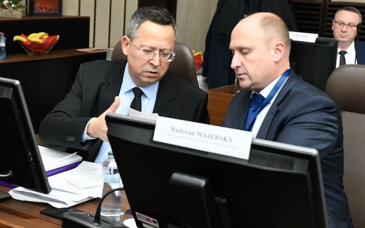 Vláda ukázala v rozpočte ďalšie plány. Pribudnú dane, budú sa meniť aj odvody