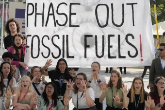 Nový návrh dohody z klimatického summitu vyzýva na odklon od fosílnych palív