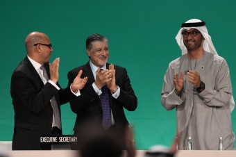 Účastníci klimatického summitu COP28 sa dohodli na odklone od fosílnych palív