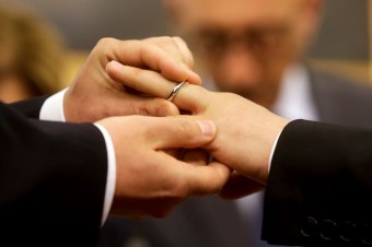 Anglikánska cirkev bude od najbližšej nedele požehnávať homosexuálne páry