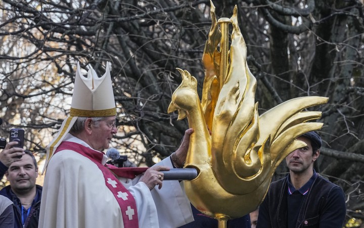 Na vežu Notre Dame sa vrátil kohút, požehnal ho parížsky arcibiskup Ulrich