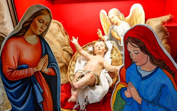 Namiesto figurín Márie a Jozefa dve matky. Uráža to všetkých, reagoval senátor
