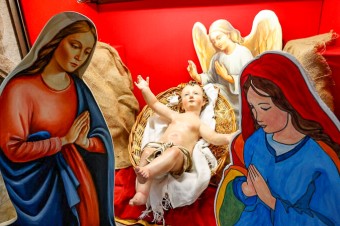 Namiesto figurín Márie a Jozefa dve matky. Uráža to všetkých, reagoval senátor