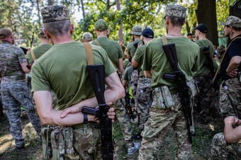 V boji proti Rusom budú povolávať aj Ukrajincov zo zahraničia