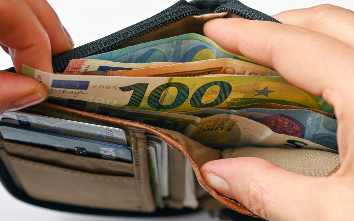 Minimálna mzda má byť na úrovni takmer 1000 eur, avizuje ministerstvo práce