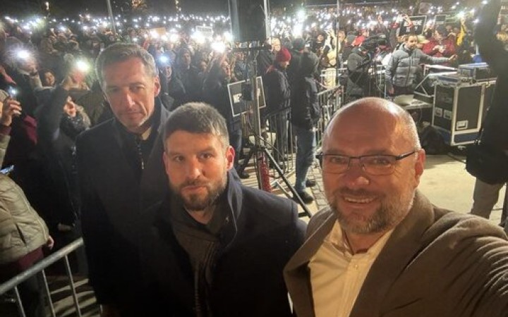 Prečo je v poriadku, ak Majerský stojí na tribúne so Šimečkom a Sulíkom