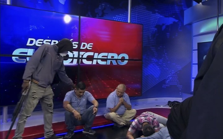 Do štúdia verejnoprávnej televízie vtrhli ozbrojení maskovaní muži