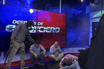 Do štúdia verejnoprávnej televízie vtrhli ozbrojení maskovaní muži