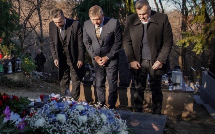 O čom bol v skutočnosti Ficov úklon pred hrobom Husáka