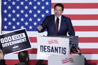DeSantis odstúpil z boja o republikánsku nomináciu, podporil Trumpa