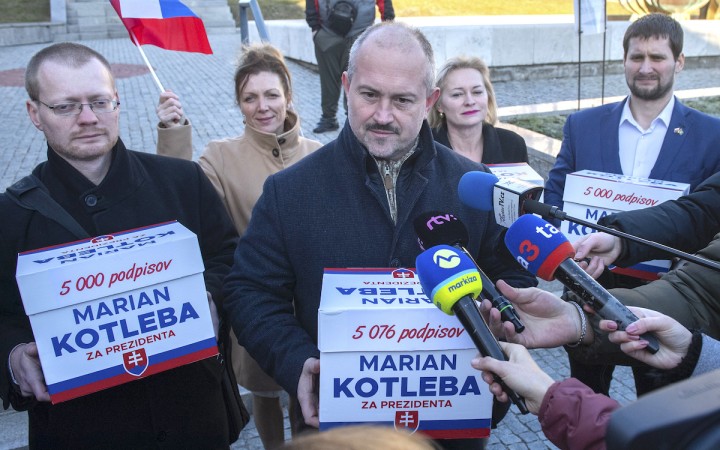 Marian Kotleba odovzdal do Národnej rady svojich viac ako 20-tisíc podpisov
