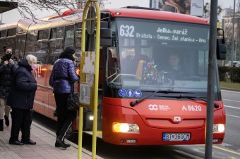 Predčasné dôchodky prispeli k exodu stoviek vodičov, spoločnosti rušia spoje