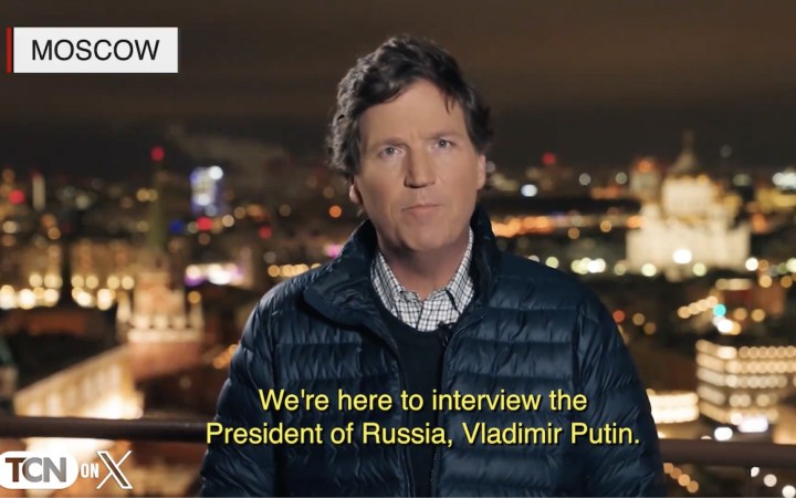 Americký moderátor Tucker Carlson oznámil, že urobí rozhovor s Putinom