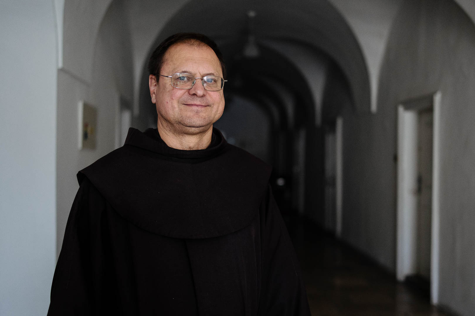 Pri v&yacute;chove kňazov&nbsp;sa akoby zab&uacute;da, že dnes už nie je v&auml;č&scaron;ina ľud&iacute; veriacich