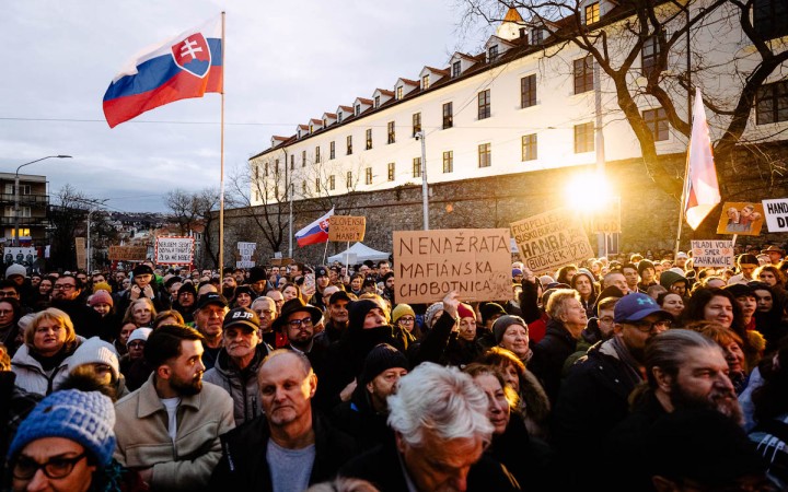 Poďte von, kričali ľudia na poslancov, kým Gašpar na poslednú chvíľu menil návrh