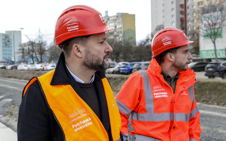 Tempo prác na stavbe trate v Petržalke je nevyhovujúce, priznal Matúš Vallo