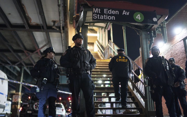 Na stanici metra v New Yorku sa strieľalo, zahynul jeden človek