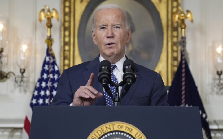 Vyšetrovateľ ho označil za muža so slabšou pamäťou, Bidenovi sa nedarí obhájiť