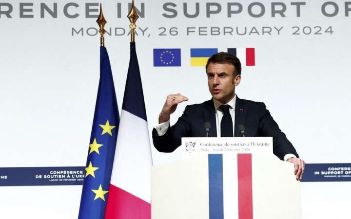 Macron štartuje eurokampaň, v ktorej chce spojiť Le Penovú s Putinom