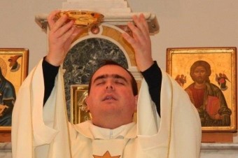 Jednému naliali do kalicha bielidlo, druhému podhodili mŕtvu mačku