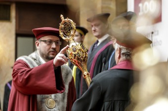Rektor Univerzity Komenského chce zrušiť papierové indexy