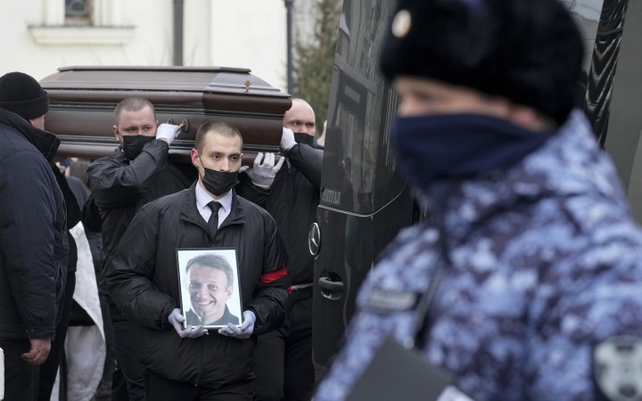 Za bariérami bolo cítiť slobodu. Ale aj tú strážili policajti