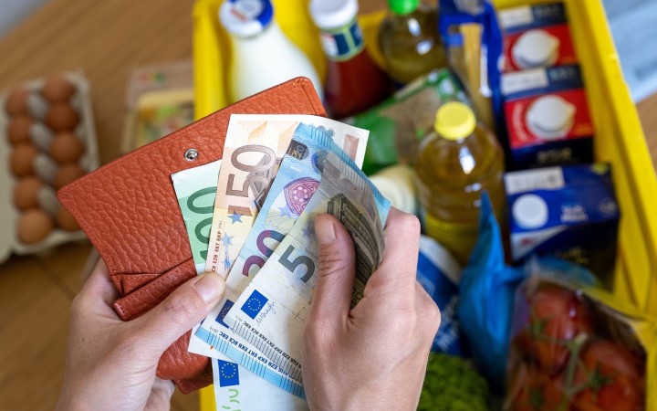 Priemerná mesačná mzda sa vlani zvýšila o 9,7 percenta na 1430 eur