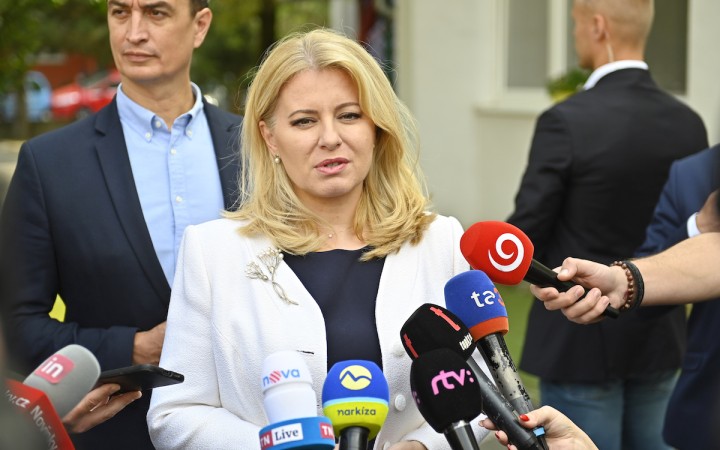 Neznáma žena v nepríčetnom stave sa v noci vlámala na dvor prezidentky v Pezinku