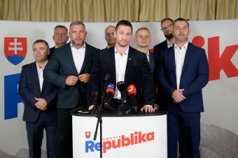 Kandiduje Slotov syn aj Belousovová. Posledný je šéfredaktor Zeme a veku Rostas