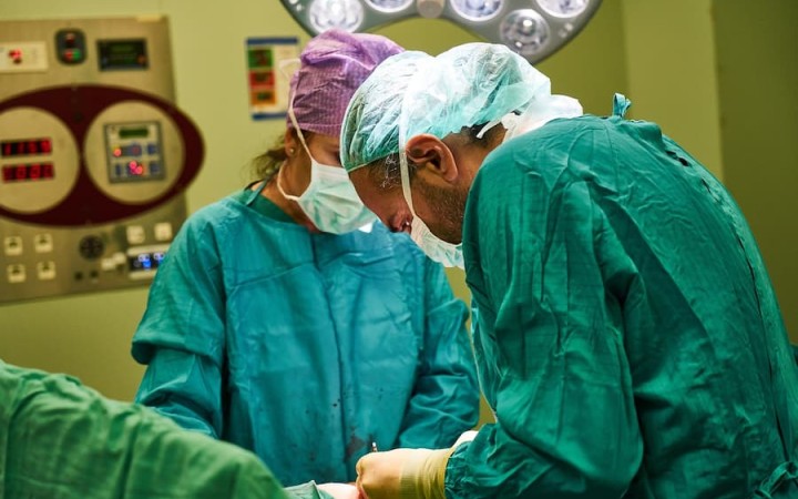 Lekári si uvedomovali riziko, kontroverzné terapie napriek tomu odporúčali