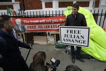 Zatkli zakladateľa Wikileaks Assangea, podľa súdu porušil podmienky prepustenia