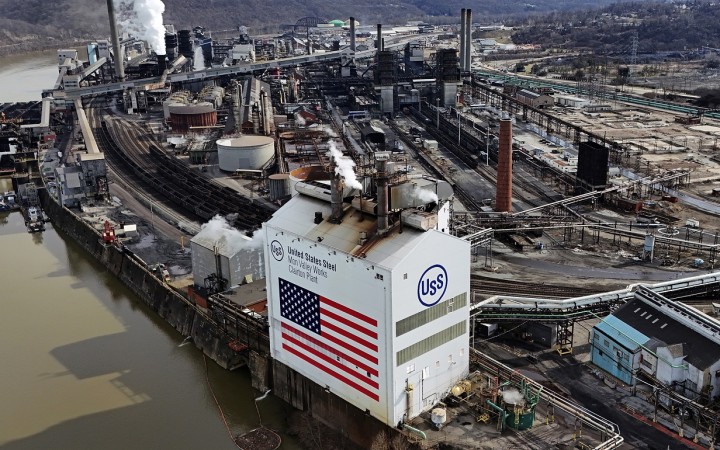 Je nevyhnutné, aby U. S. Steel zostal americkou oceliarskou spoločnosťou