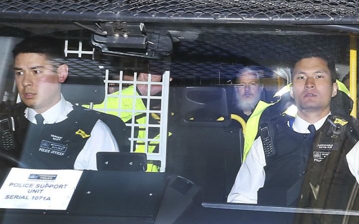 Clintonová: Julian Assange sa musí zodpovedať za to, čo spáchal