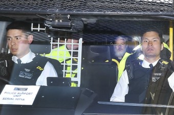Clintonová: Julian Assange sa musí zodpovedať za to, čo spáchal
