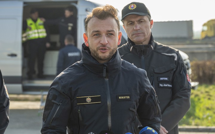 Minister vnútra vystúpil v relácii hľadaného extrémistu