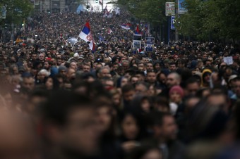 V Belehrade opäť demonštrovali tisícky ľudí proti prezidentovi Vučičovi 