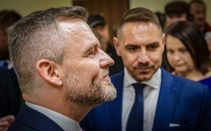 Prišiel lietadlom a štátnou limuzínou a hovoril, že najlepšie sa cíti s bežnými ľuďmi (reportáž)
